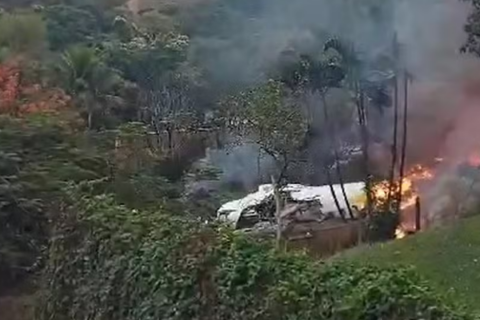 Avião com 62 pessoas a bordo cai em Vinhedo, no interior de SP